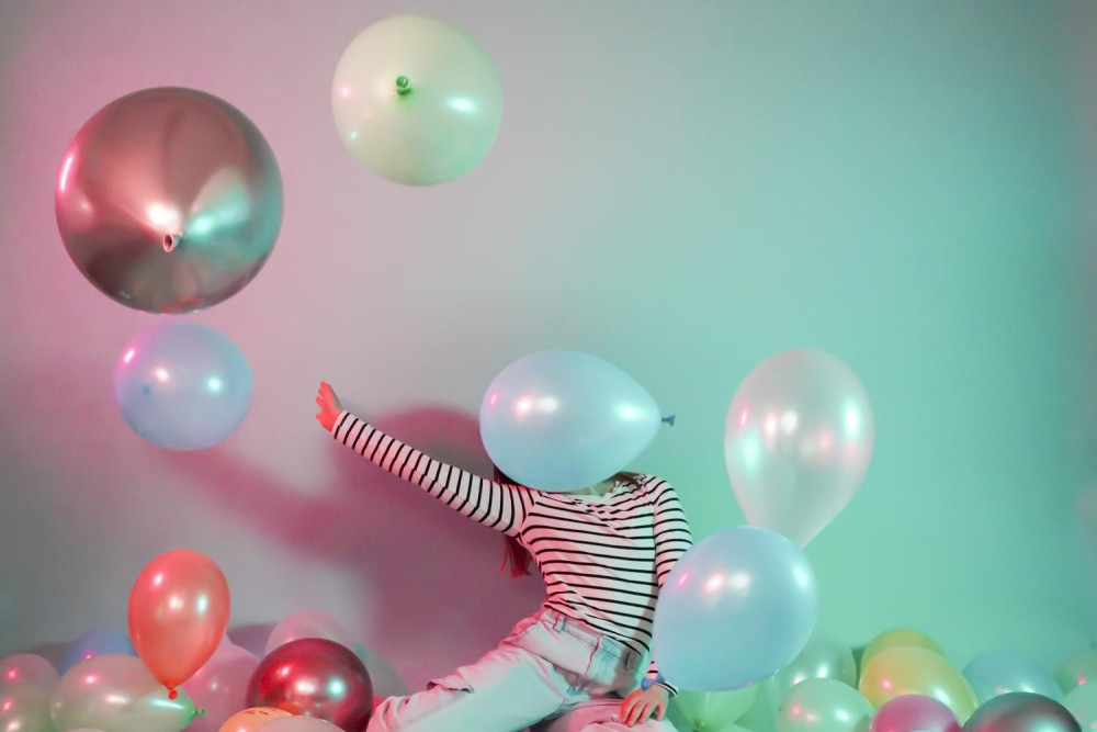 Luftballons mit einem Kind.