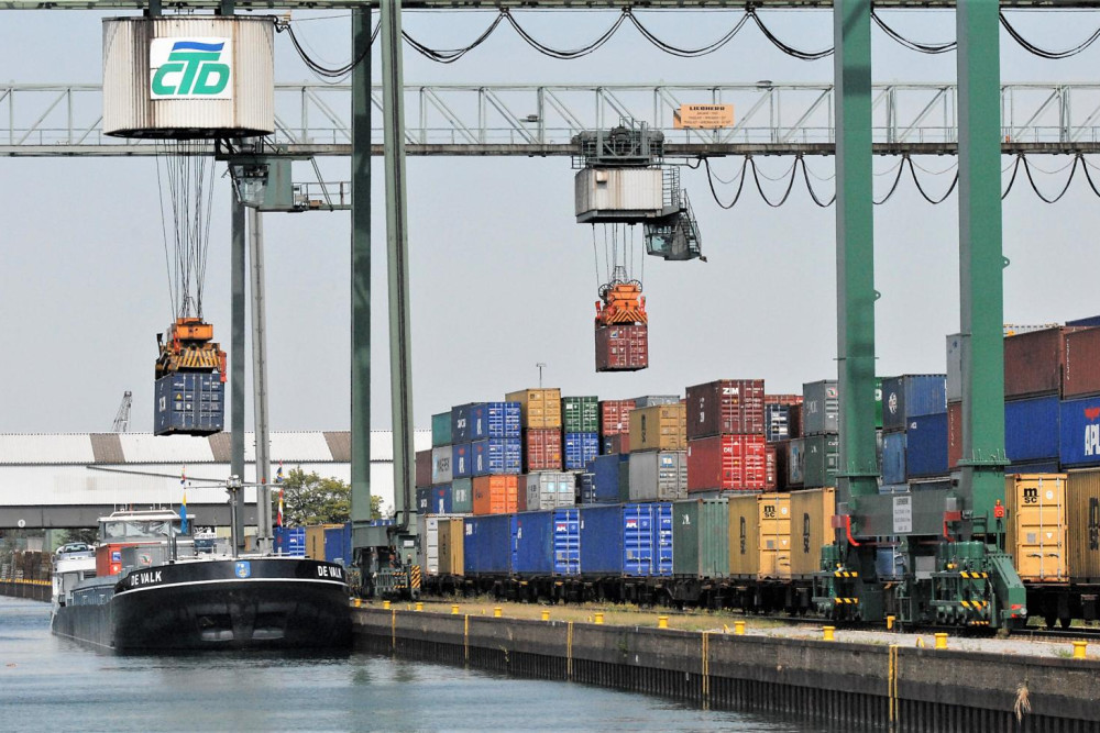 Der Dortmunder Hafen mit Containern und Krananlagen.
