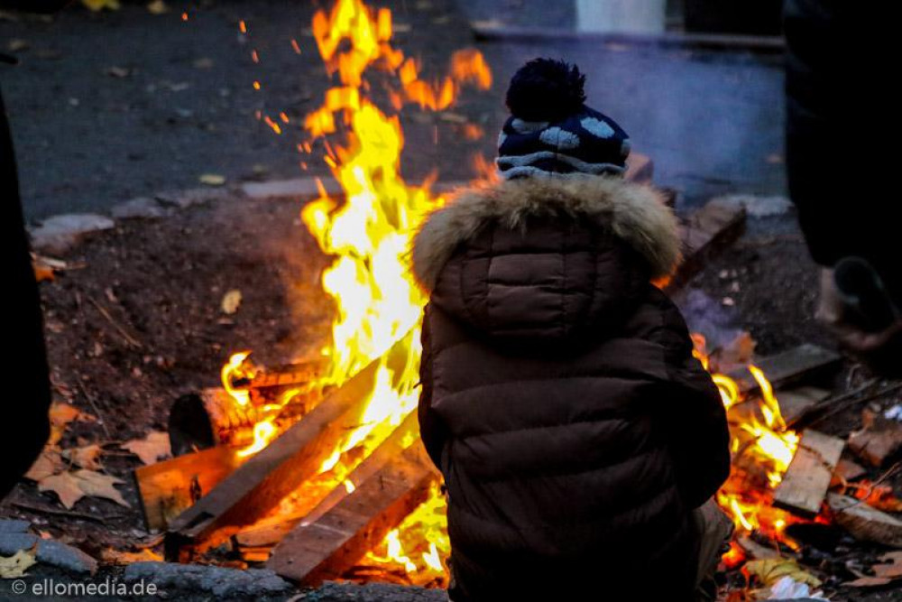 Ein Kind an einem Lagerfeuer