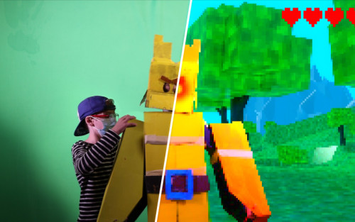 Ein Junge, mit OP-Maske, Brille und Cappy steht an einer Plastik. Die Plastik geht in ein Bild über. Bei dem Kunstwerk handelt es sich um eine Figur aus einem Computerspiel.