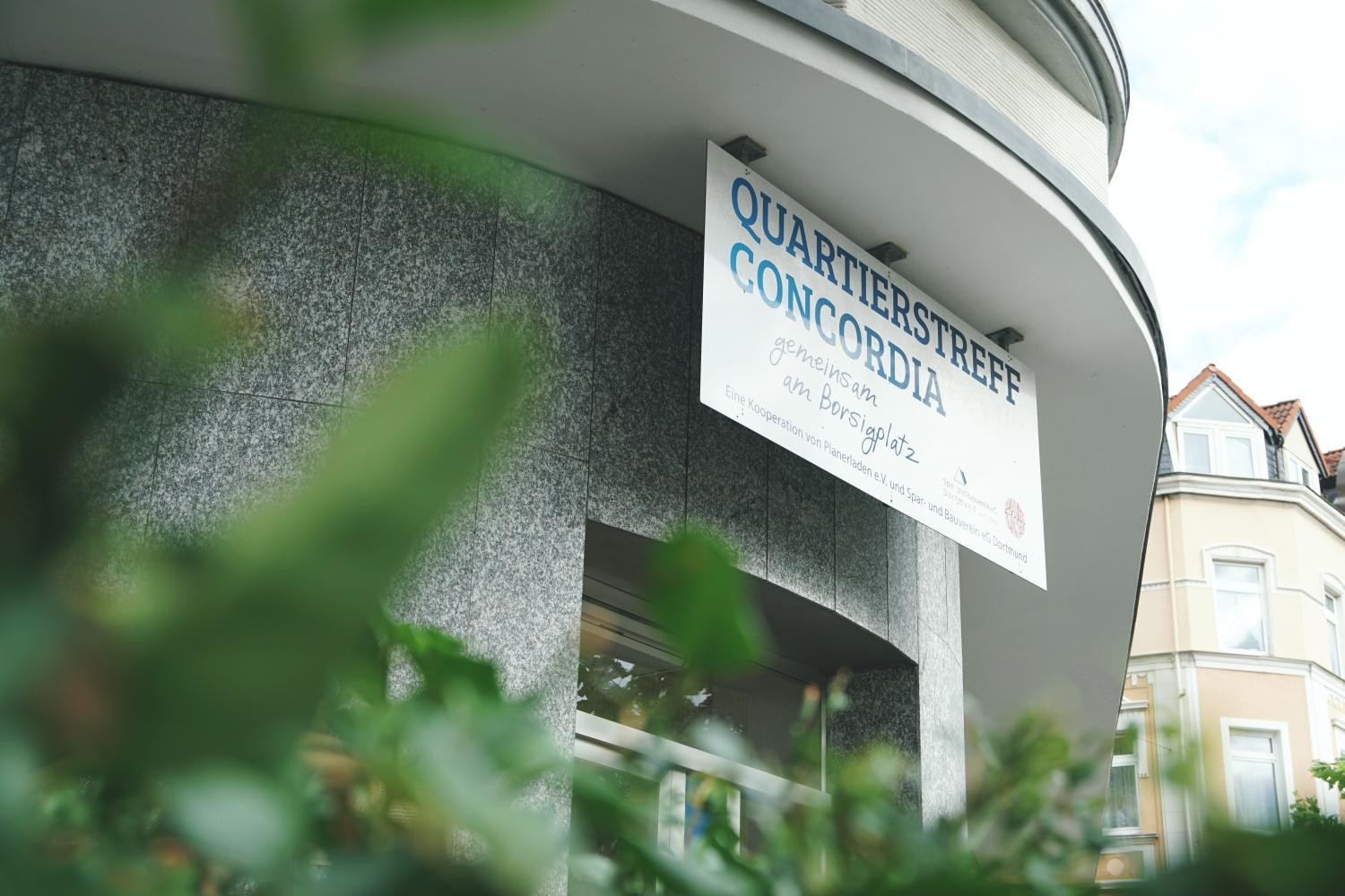 Der Eingang eines Gebäudes, über dem ein Schild hängt mit der Aufschrift: Quartierstreff Concordia gemeinsam am Borsigplatz.