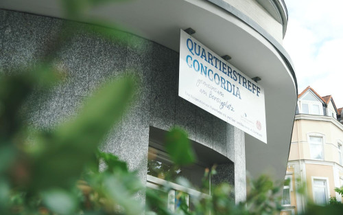 Der Eingang eines Gebäudes, über dem ein Schild hängt mit der Aufschrift: Quartierstreff Concordia gemeinsam am Borsigplatz.