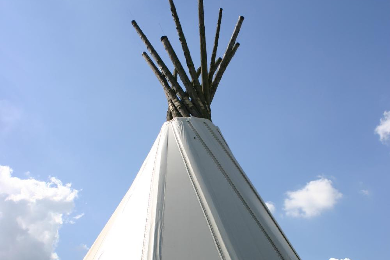 Die Zeltspitze des Big Tipi