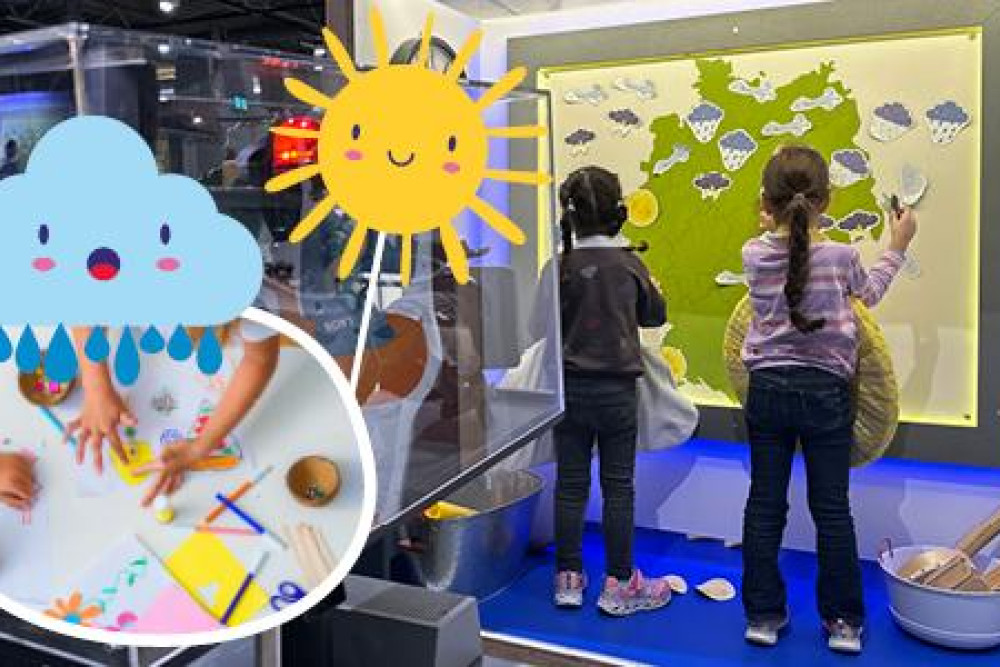 Zwei Kinder stehen vor einer Deutschlandkarte und heften Wettersymbole an.