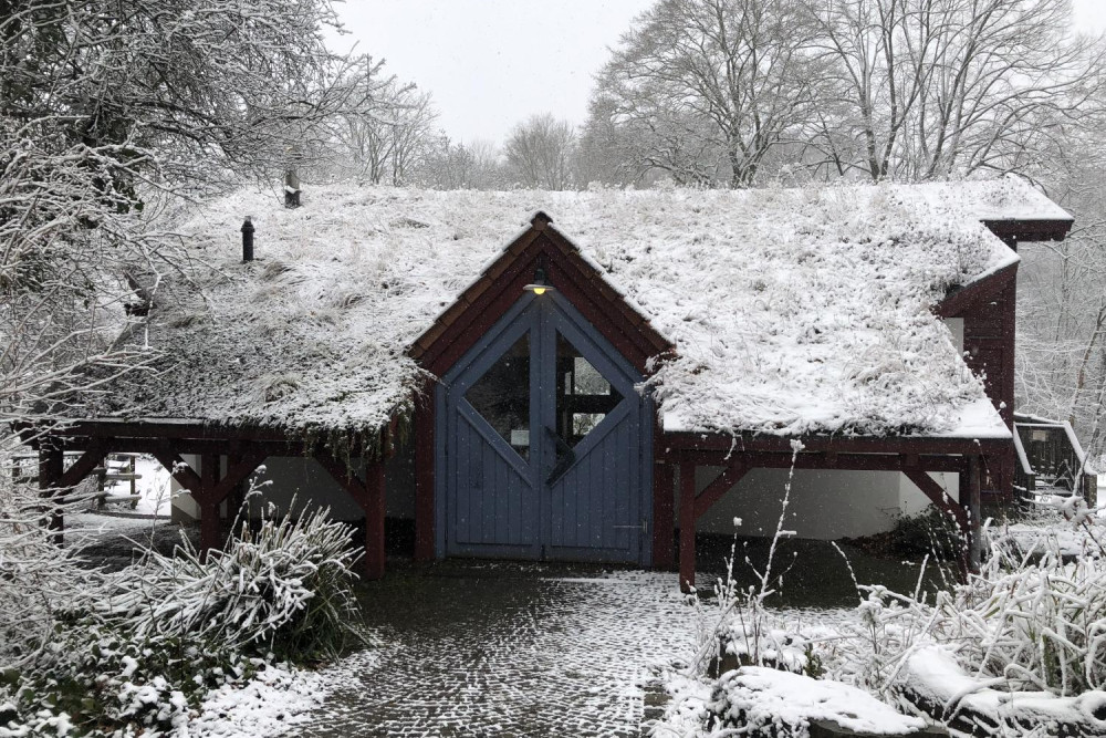 Das Schneebedeckte Naturschutzhaus.