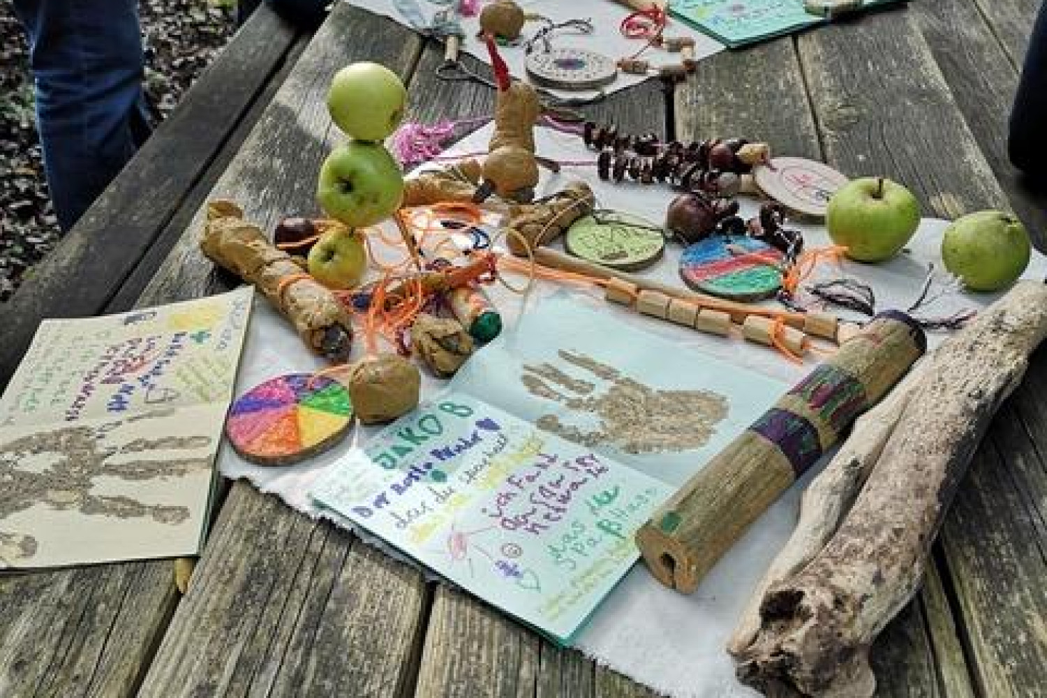 Sammlung unterschiedlicher Naturmaterialien, aus denen Gegenstände gebastelt wurden.