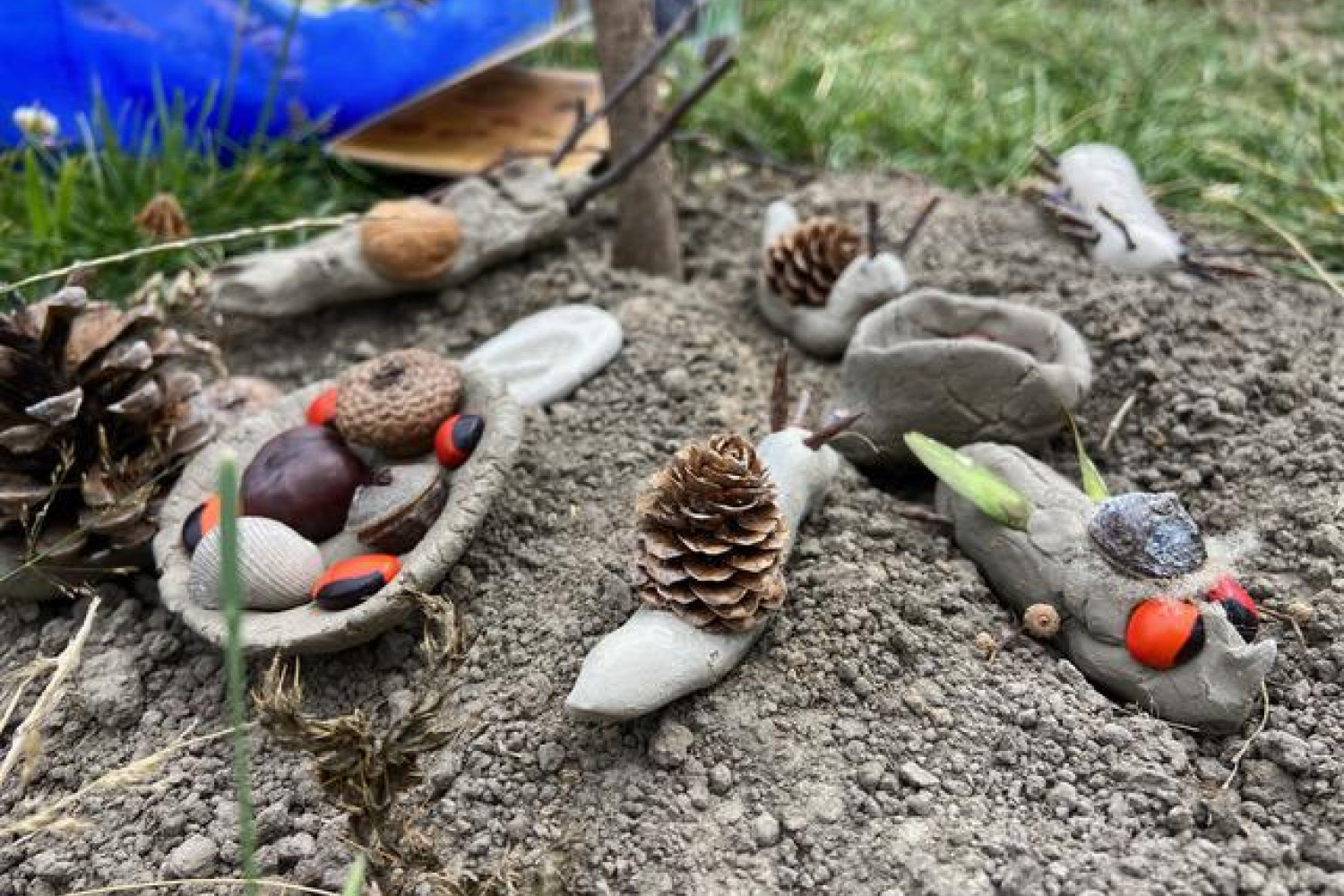 Schnecken aus Ton und Naturmaterial.